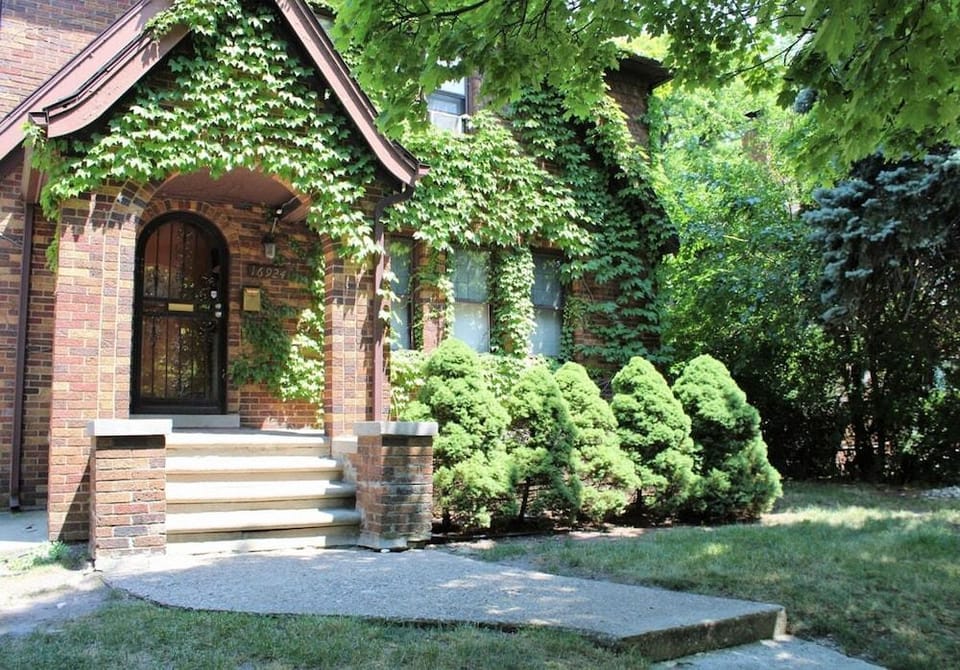 Glamorous Green Beauty in the Heart of University District 15min to Downtown Hotel in Detroit