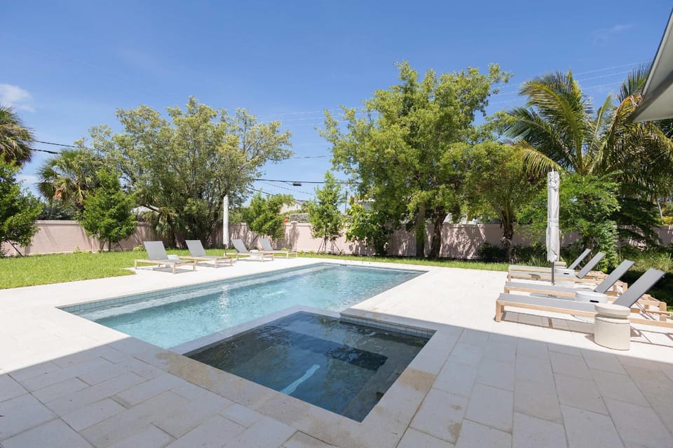 Brand New Build Larkshine House - Pool Hotel in Stock Island