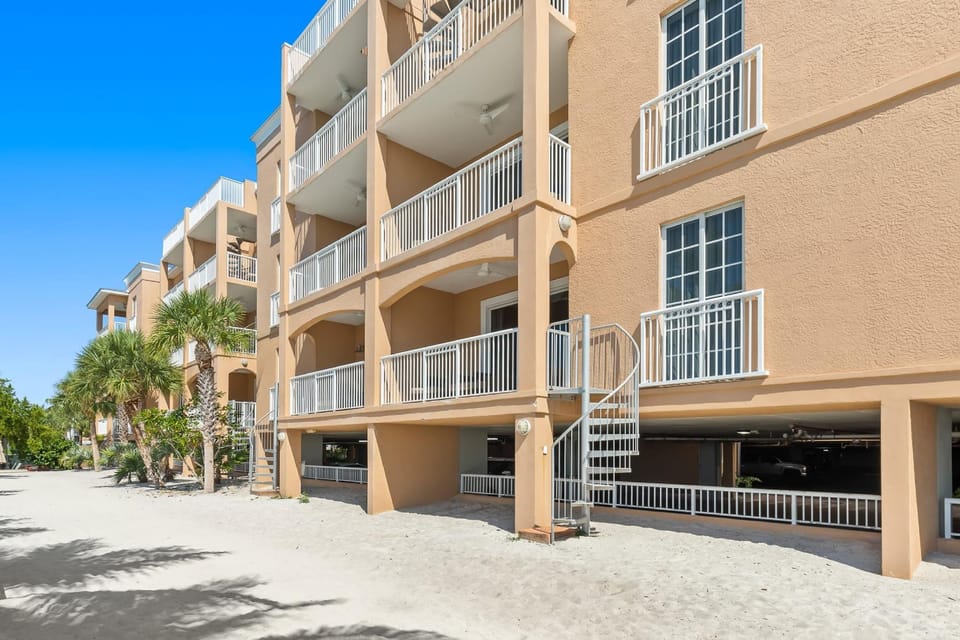 Ocean Front 1BR Suite With Direct Beach Access Hotel in Stock Island