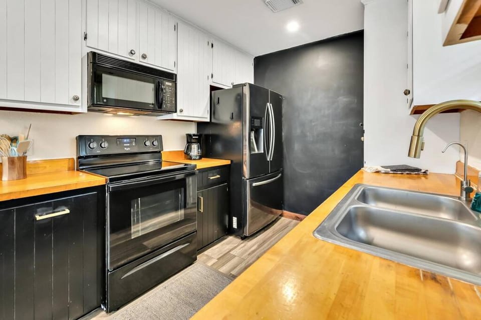 New Cozy Retreat Located 15 Minutes to Waco Hotel in Waco