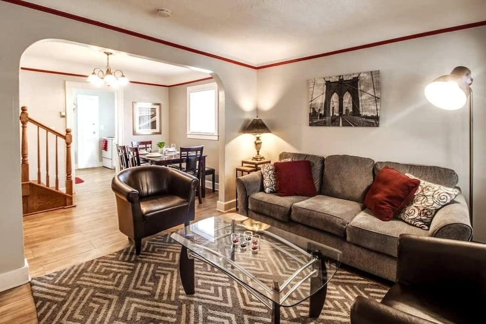 Automaniac Spot in the Heart of Pontiac 3 Beds 2 Baths Hotel in Auburn Hills