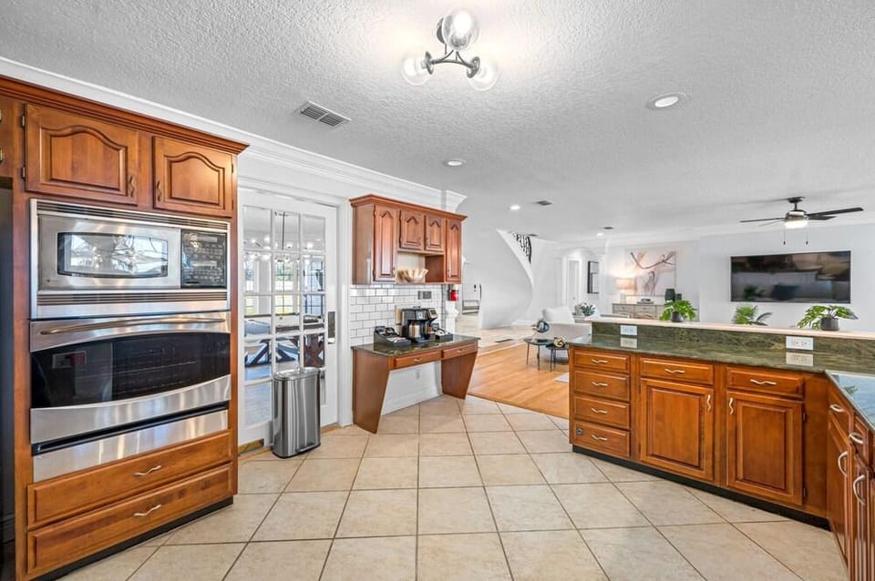 Exquisite Villa With Pool&games- 18 Guests Hotel in Greater Carrollwood