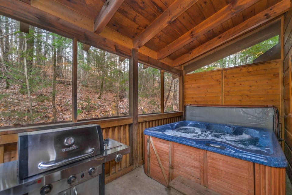 Er307- Eagle's View- Great Location- Close To Town 2 Bedroom Cabin by RedAwning Hotel in Pigeon Forge