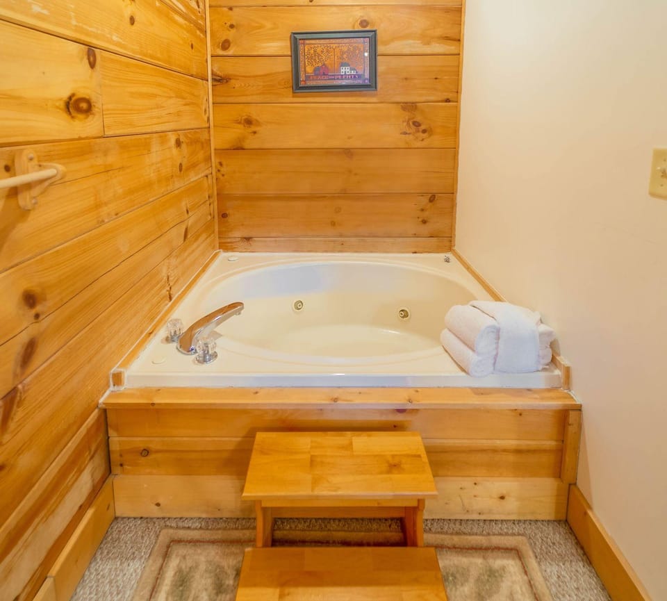 Er307- Eagle's View- Great Location- Close To Town 2 Bedroom Cabin by RedAwning Hotel in Pigeon Forge
