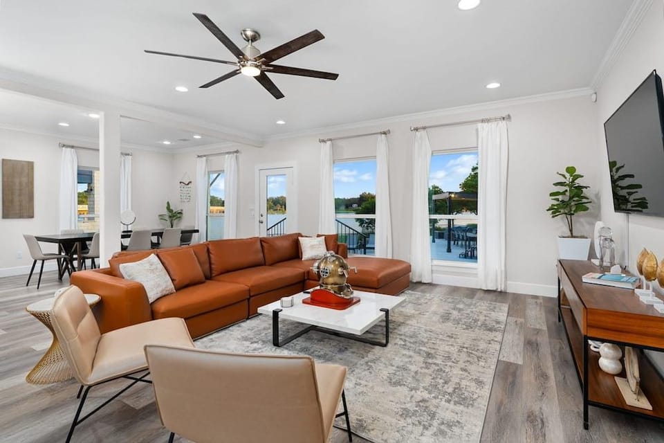 Lakefront Home w/ Pool, Spa, & Game Room! Hotel in Kingsland