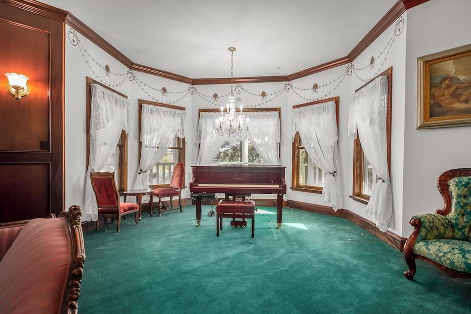 Luxary Castle & SPA near Skiing Resort Hotel in Wrightwood