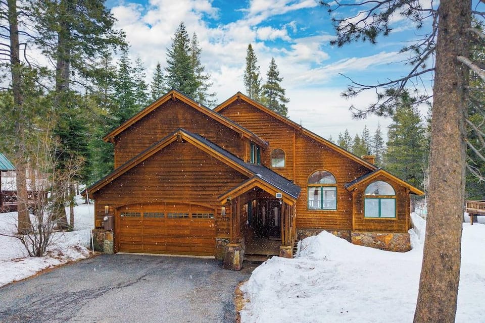 5 Mins to Ski Resort Ping Pong, Pool Table, Deck Donner Ridge by Avantstay Hotel in Truckee
