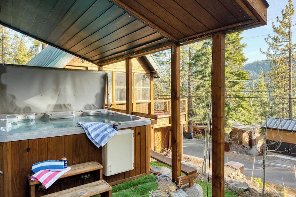 Denton by Avantstay Hot Tub, Deck w/ Fire Pit Near Skiing & Lake! Hotel in Truckee