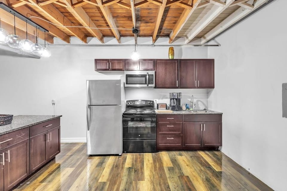 Stylish Chic Retreat At Lafayette Lofts 1 Bedroom Apts by RedAwning Hotel in Windsor