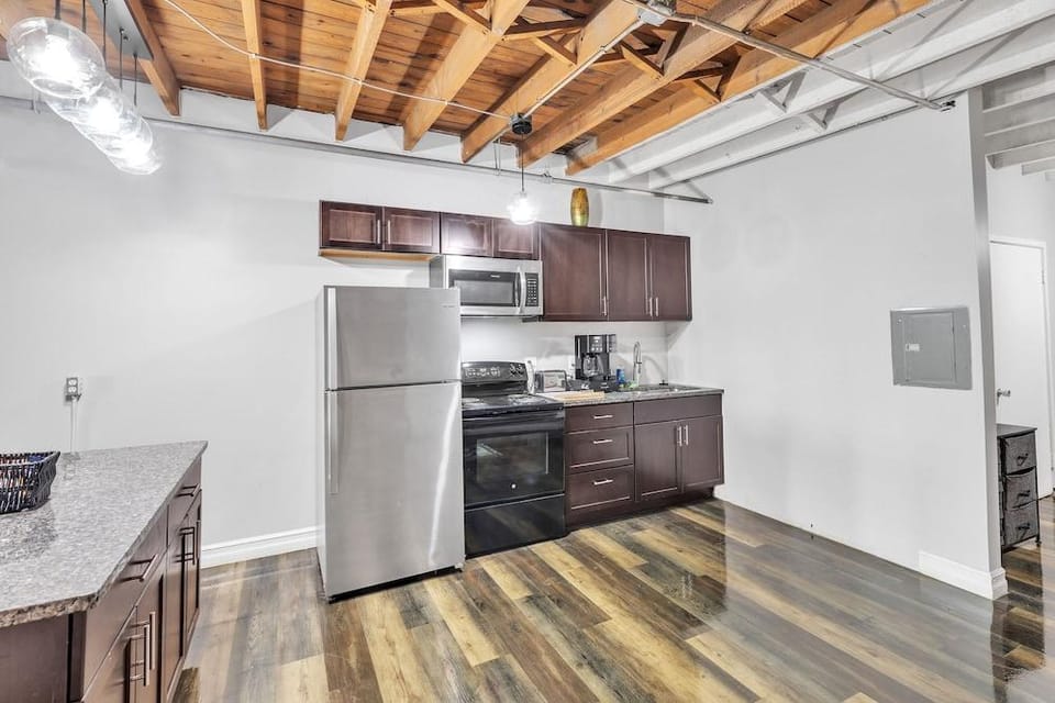 Stylish Chic Retreat At Lafayette Lofts 1 Bedroom Apts by RedAwning Hotel in Windsor