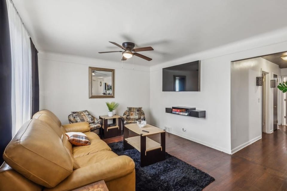 Queen G2 Mansion 3 Bedroom Home by RedAwning Hotel in Inkster