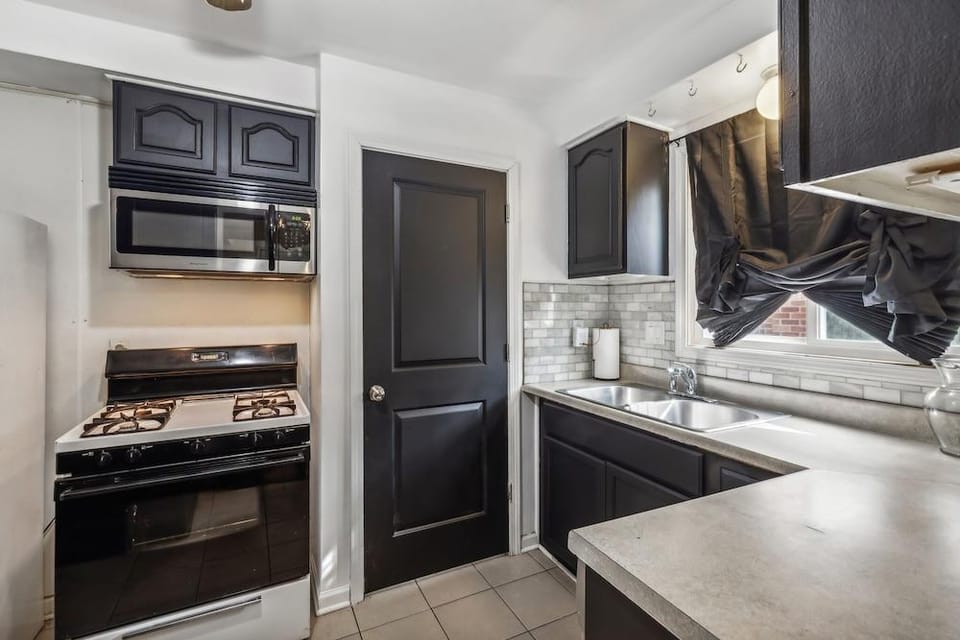 Queen G2 Mansion 3 Bedroom Home by RedAwning Hotel in Inkster