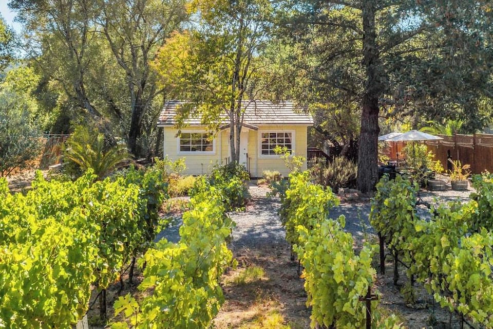 Grapevine Cottage by Avantstay Hobby Vineyard + Firepit Hotel in Glen Ellen