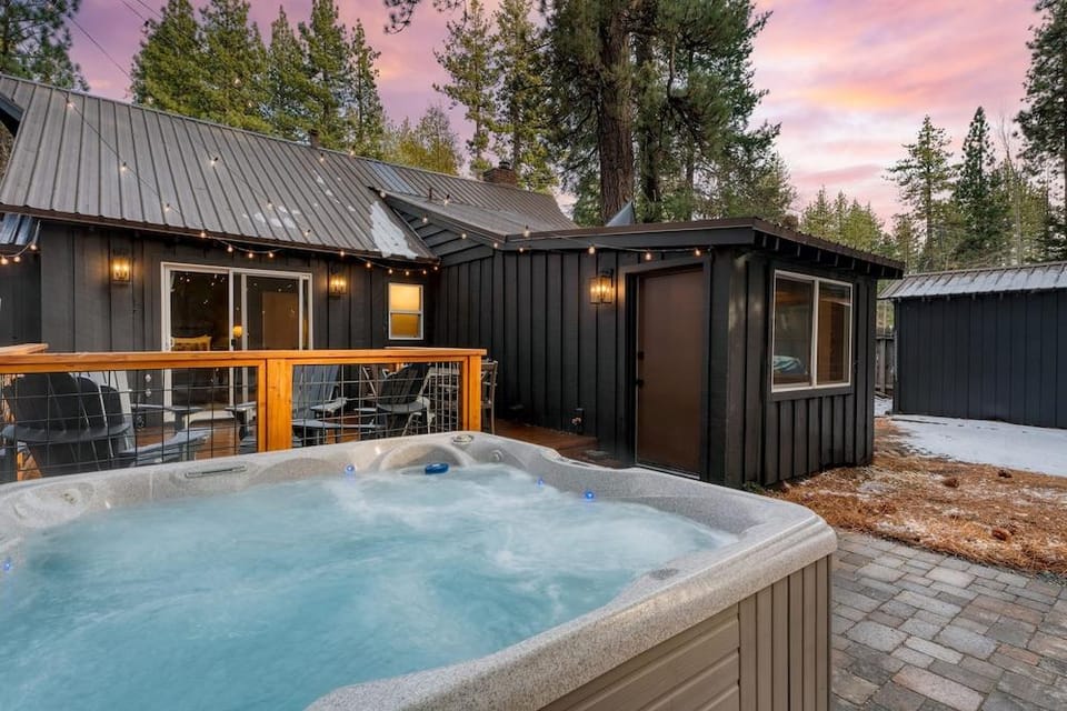 Westlake Cabin by Avantstay Hot Tub Near Skiing Walk to Restaurants Lake Hotel in Tahoe City