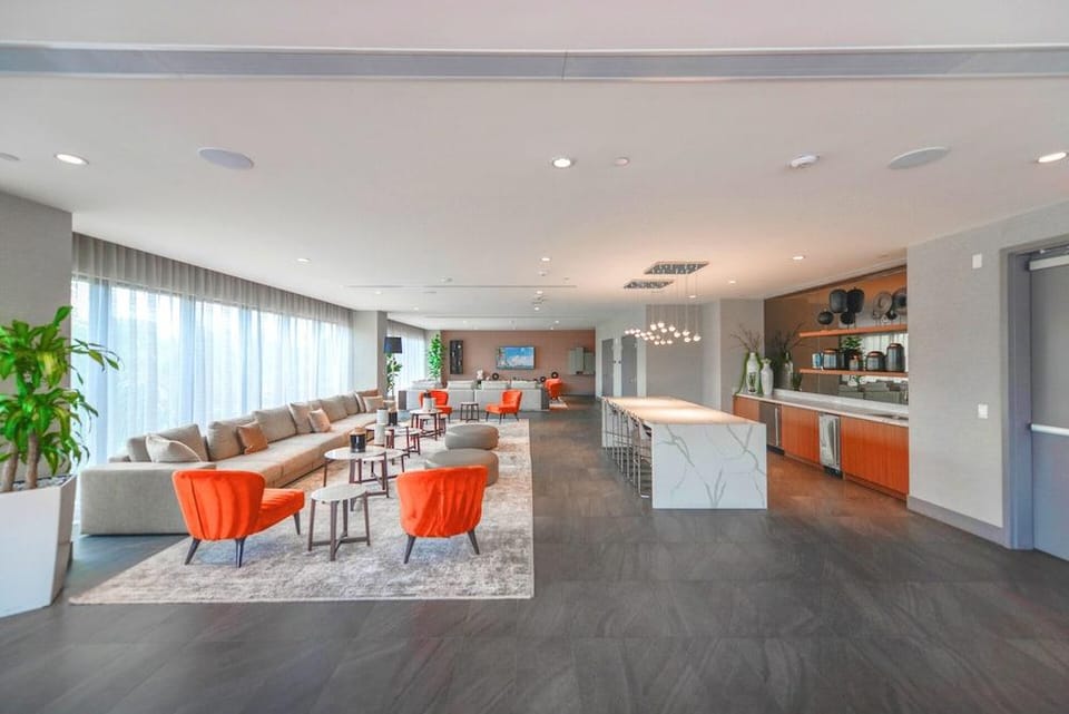 Downtown Doral Condo w-Free Parking Hotel in Doral