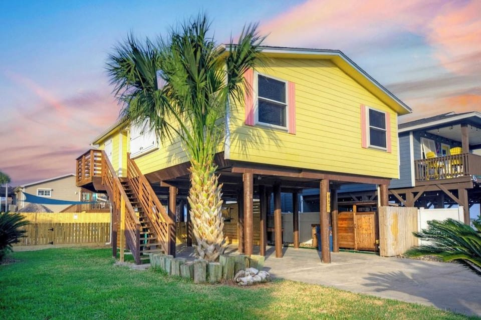 Private Pool, Yard, Deck, by the Nature Preserve! Tipsy Flipper by Avantstay Hotel in Port Aransas
