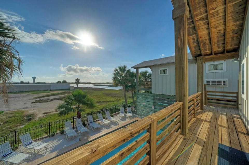 Fish Camp Cottage by Avantstay Shared Pool+views Hotel in Port Aransas