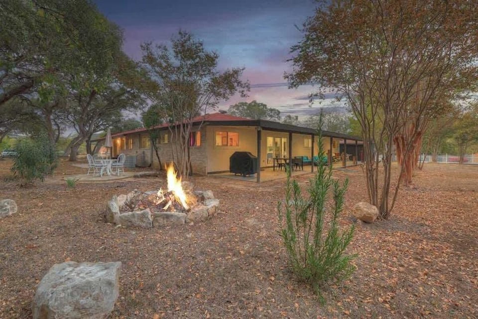 Whitewater River House - Game Room, Firepit, Walking Distance to Whitewater Amphitheater! Hotel in Canyon Lake