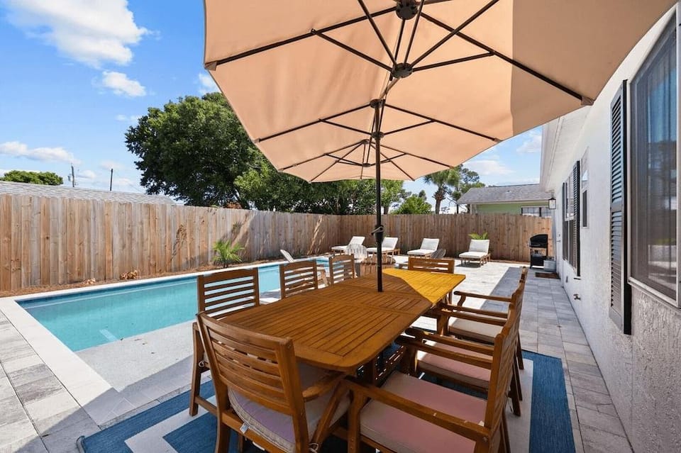Walk to Beach, Private Pool + Fire Pit, Bonfires! G By The Sea by Avantstay Hotel in Sunnyside