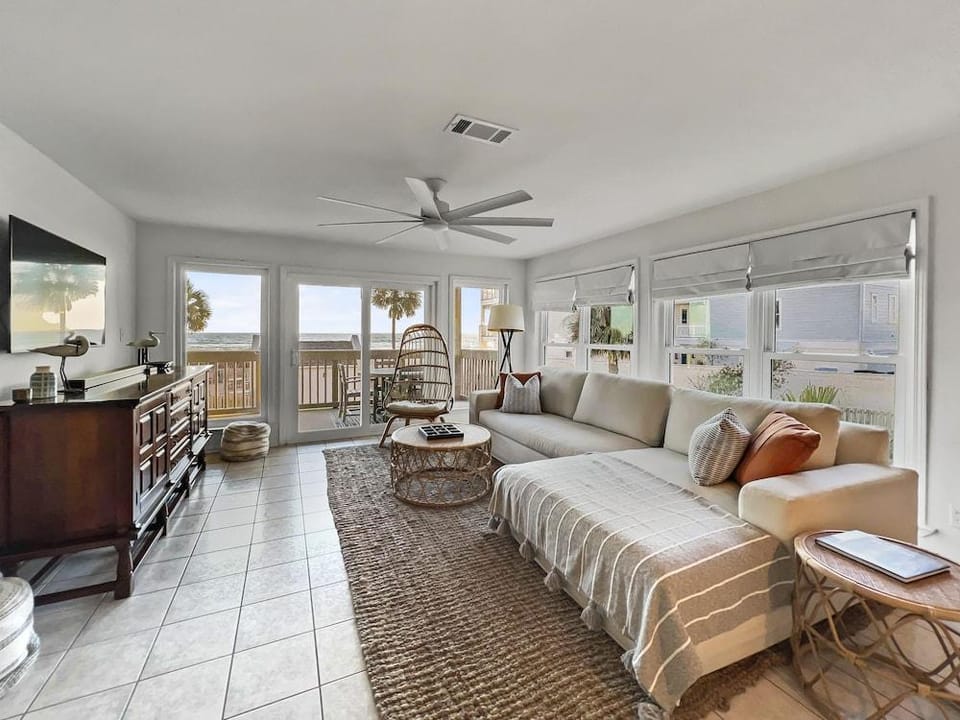 Bask 2 Bedroom Condo by RedAwning Hotel in Sunnyside