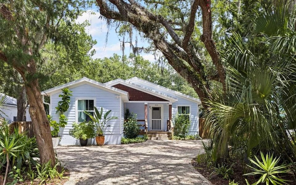 Deck Lounge w/ Hot Tub, Fire Pit, & Garage Game Room Hidden Grove by Avantstay Hotel in Vilano Beach
