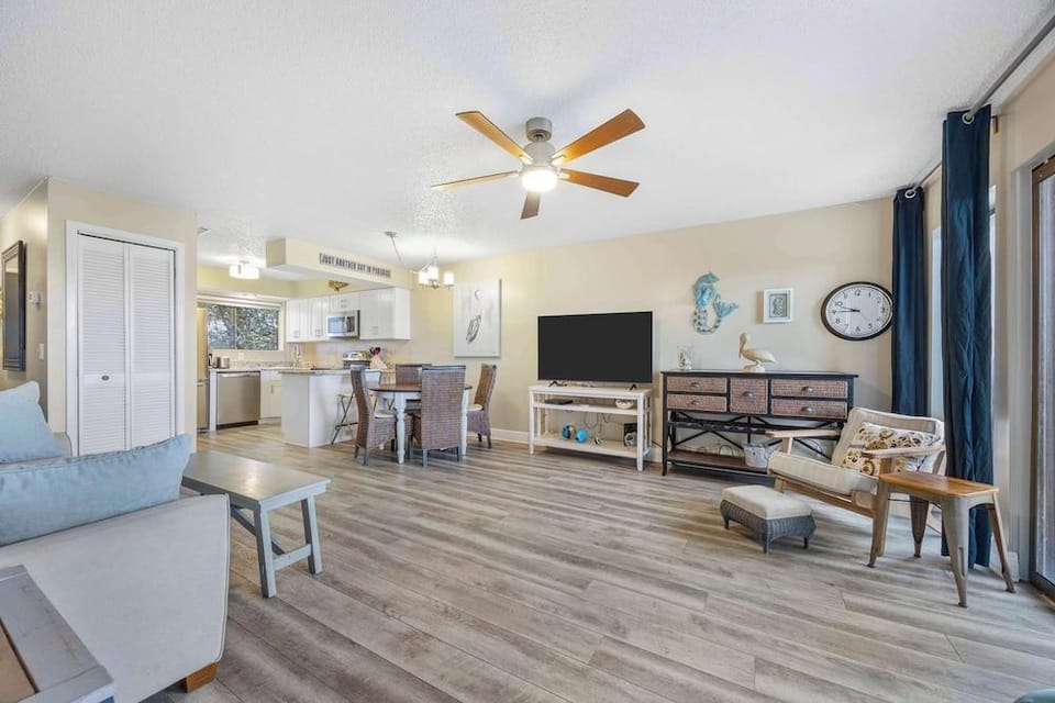 Treetop Beach Condo Sleeps 7! Hotel in Butler Beach