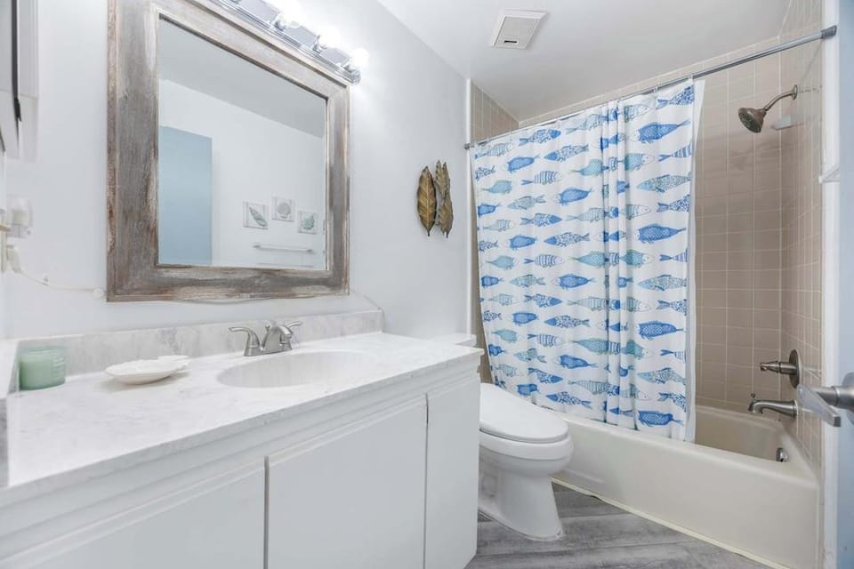 Treetop Beach Condo Sleeps 7! Hotel in Butler Beach