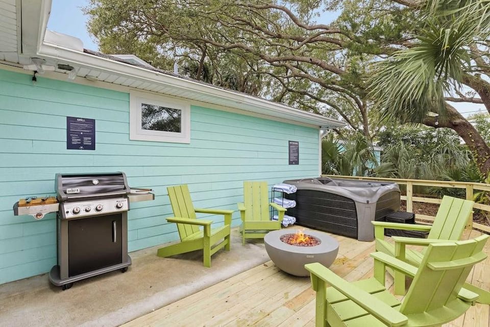 Sleeps 18! 2 Homes, Hot Tub, Game Room, Walk to the Beach Haven & Hidden Grove Hotel in Vilano Beach