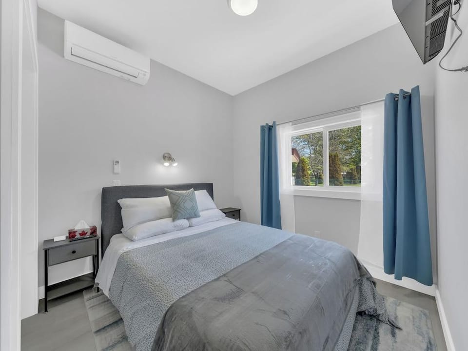 Parkside Flat #5 - Seacliff Beach Suites Hotel in Leamington