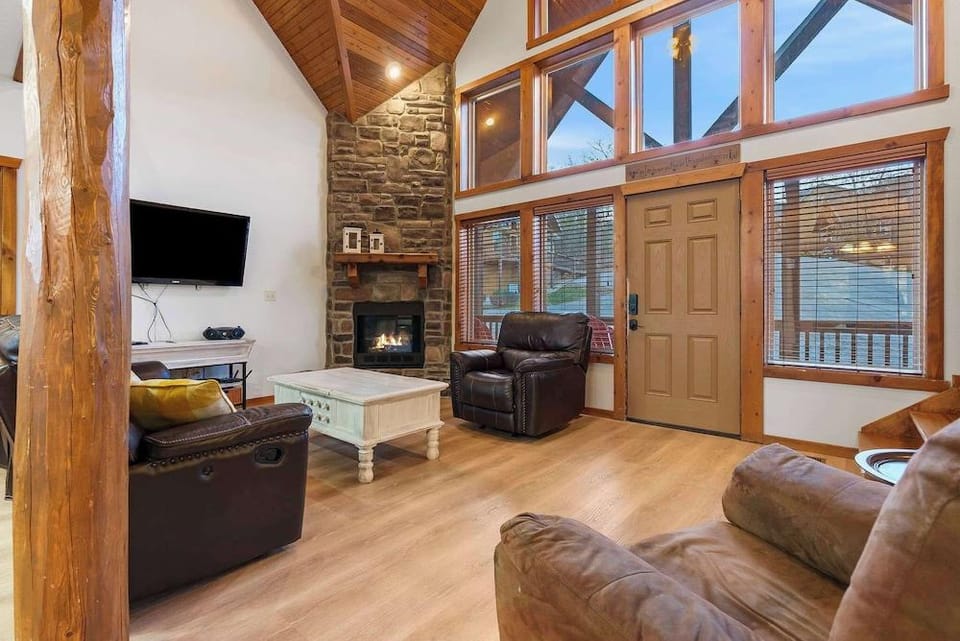 Kempers Cabin in the Ozarks - Onsite Amenities Hotel in Indian Point