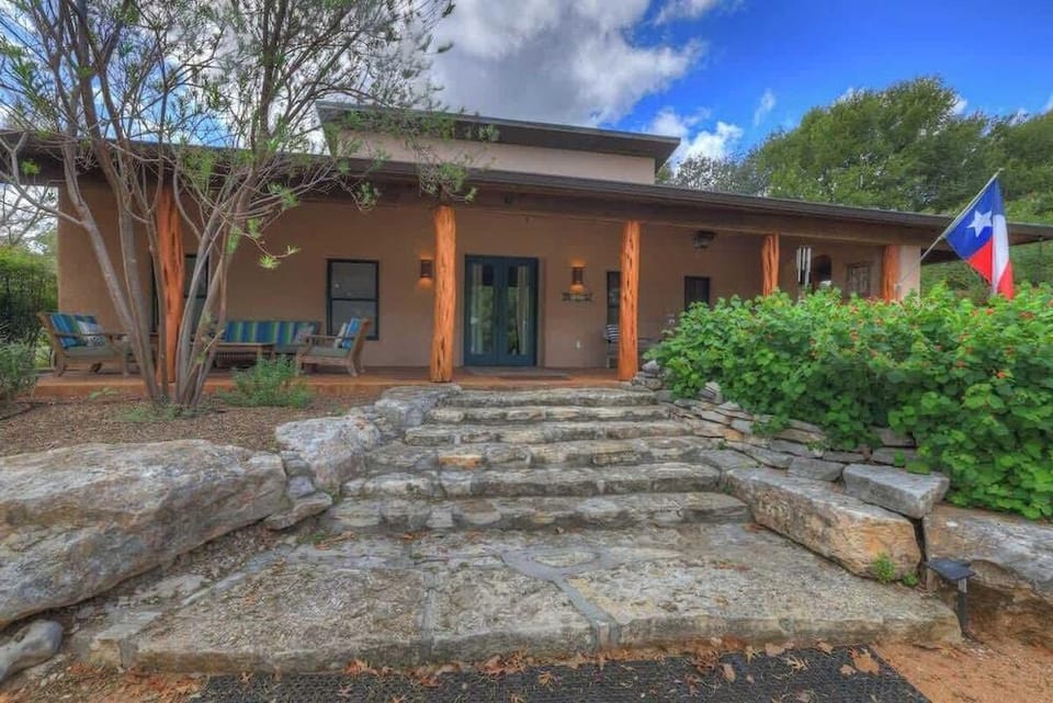 The Willows Retreat - Sleeps 17, Hot-tubs, Close to Main Street! Hotel in Fredericksburg