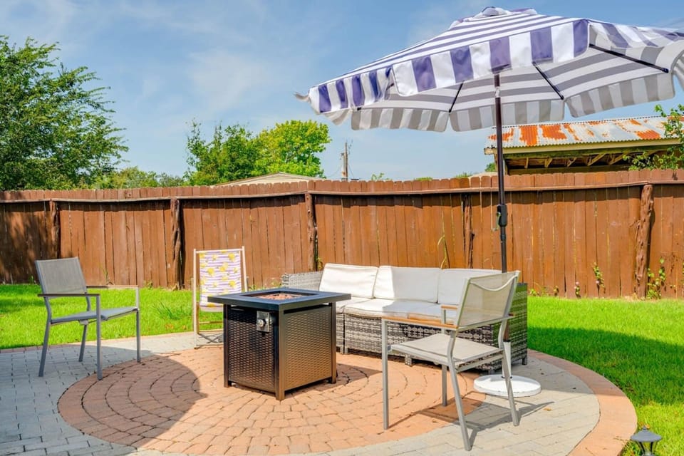 5 2 two Kings hot tub Firepit 16min to Wine Trail Nearby Pickleball Courts Pool Hotel in Blanco