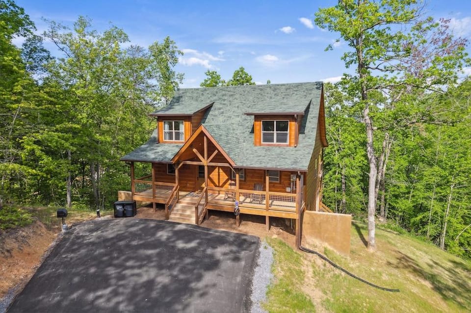 Hilltop Dreamin 4 Bedroom Cabin by RedAwning Hotel in Pigeon Forge