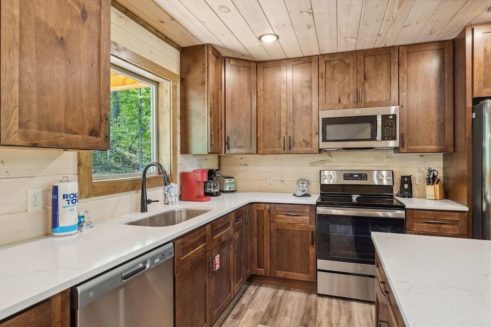Hilltop Dreamin 4 Bedroom Cabin by RedAwning Hotel in Pigeon Forge