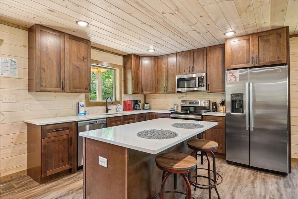 Hilltop Dreamin 4 Bedroom Cabin by RedAwning Hotel in Pigeon Forge