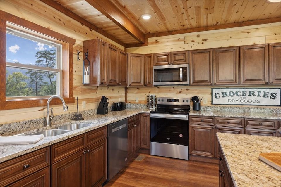 Smoky Mountain Splash 6 Bedroom Cabin by RedAwning Hotel in Sevierville
