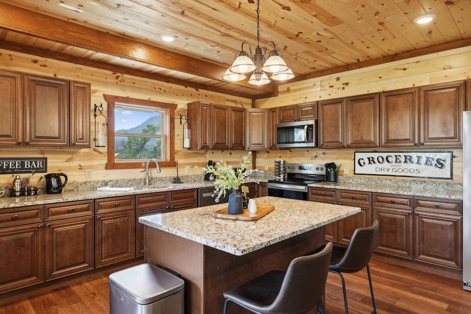 Smoky Mountain Splash 6 Bedroom Cabin by RedAwning Hotel in Sevierville