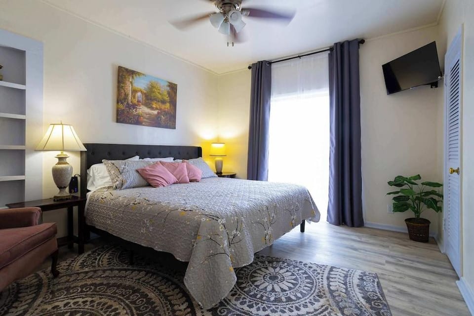 Mariposa Buckeye Retreat for 2 Hotel in Kerrville