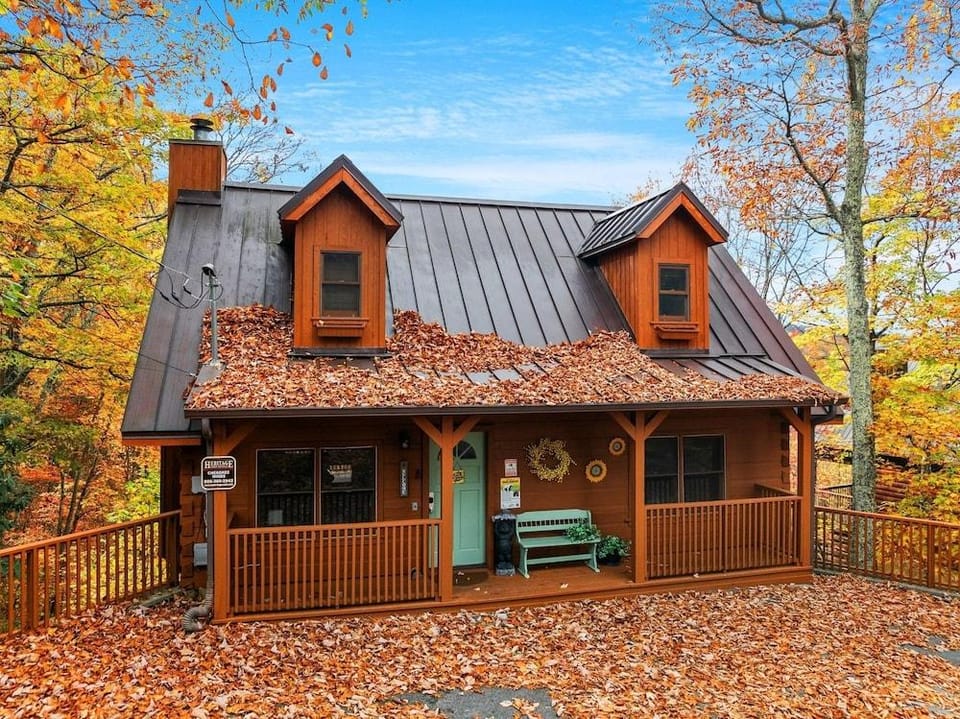 Cherokee Winds 2 Bedroom Cabin by RedAwning Hotel in Gatlinburg