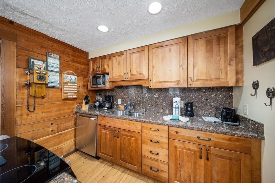 Cherokee Winds 2 Bedroom Cabin by RedAwning Hotel in Gatlinburg