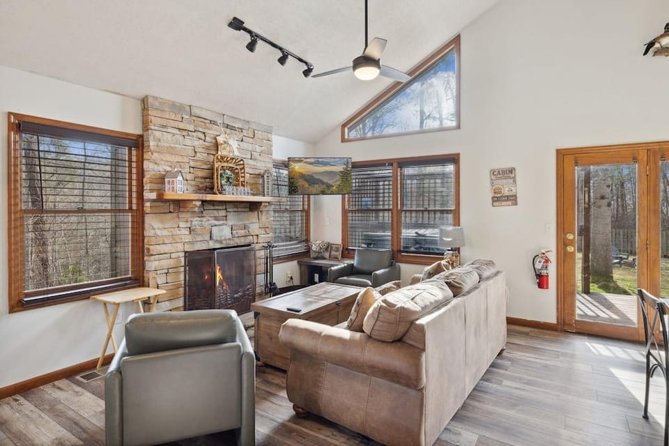 The Aerie 3 Bedroom Cabin by RedAwning Hotel in Gatlinburg