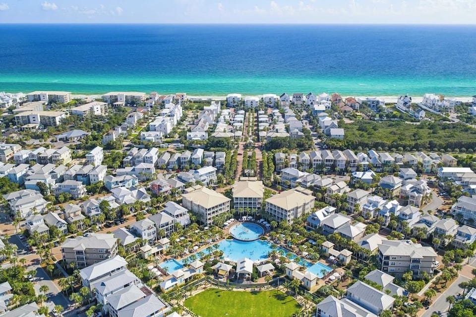 Good Day Sunshine by Avantstay Sleeps 16, Pool + Private Beach Access Hotel in Rosemary Beach