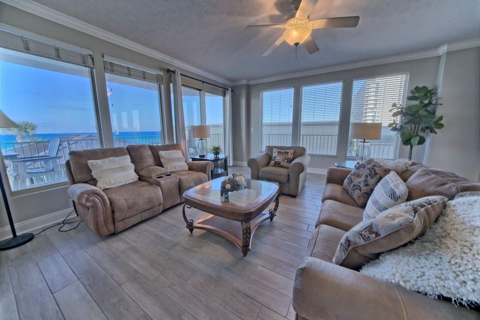 Modern Oceanfront Retreat, Spacious Balcony - 0207 3 Bedroom Condo by RedAwning Hotel in Upper Grand Lagoon