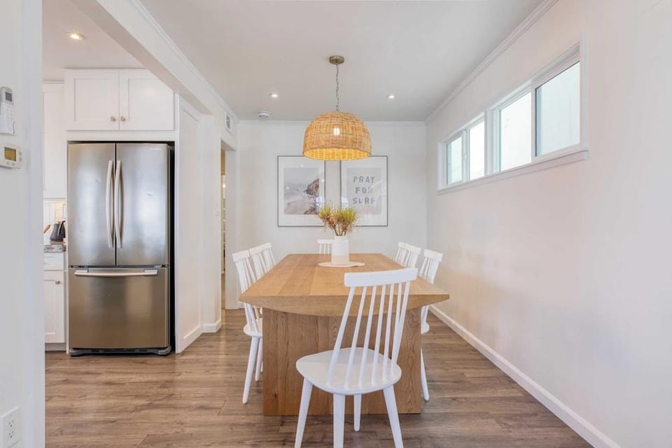 Surfrider I by Avantstay Walk to the Beach + Patio Hotel in Balboa Peninsula