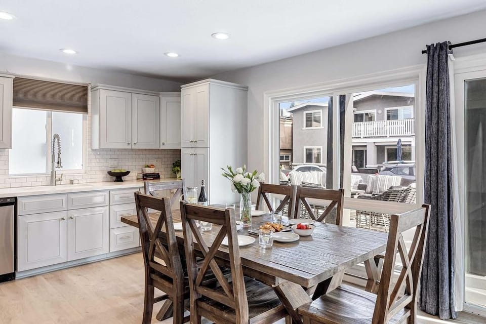 Sandy by Avantstay Oceanview, Steps to Beach Patio w/ Fire Pit + Dining Area Hotel in Balboa Peninsula