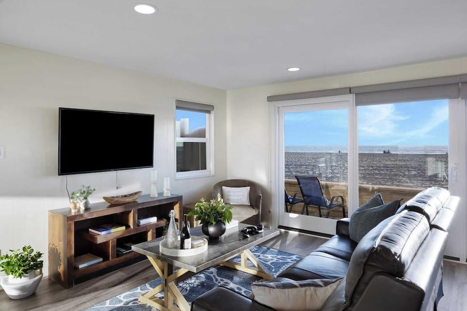 Balboa Breeze by Avantstay Beachfront Retreat + Ocean View Hotel in Balboa Peninsula