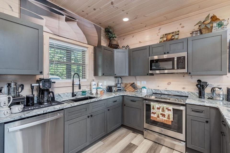 Abide 3 Bedroom Cabin by RedAwning Hotel in Pigeon Forge
