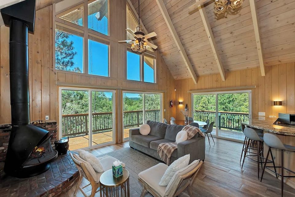 Casa Del Lago Spacious 4 Story Gated Home Hotel in Lake Arrowhead