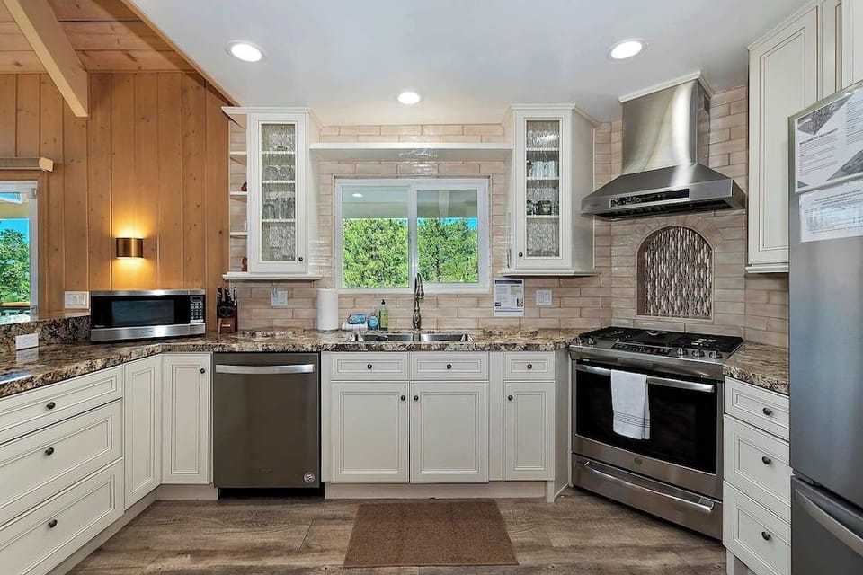 Casa Del Lago Spacious 4 Story Gated Home Hotel in Lake Arrowhead