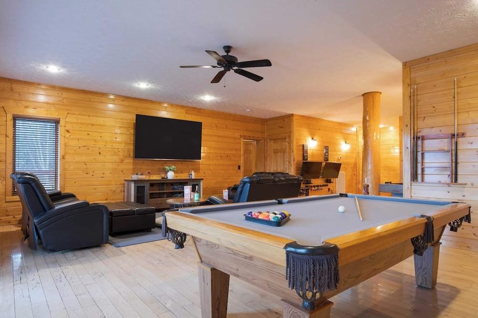 Pinnacle Chalet by Avantstay Luxury Cabin w/ Panoramic Views, Fireplace & Game Room Hotel in Pittman Center